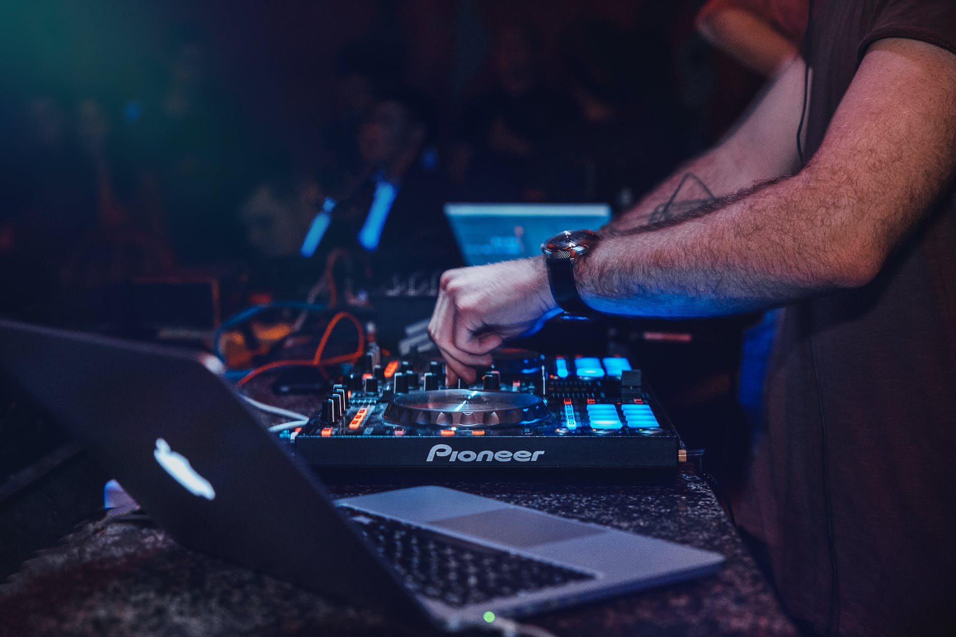 person playing dj turntable